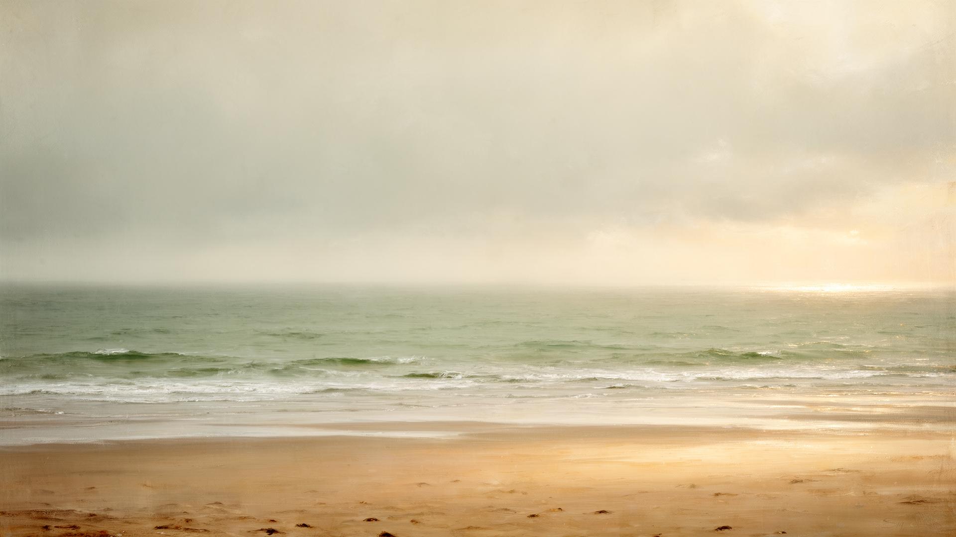 Ruhiges Meer am Horizont, weicher Strand